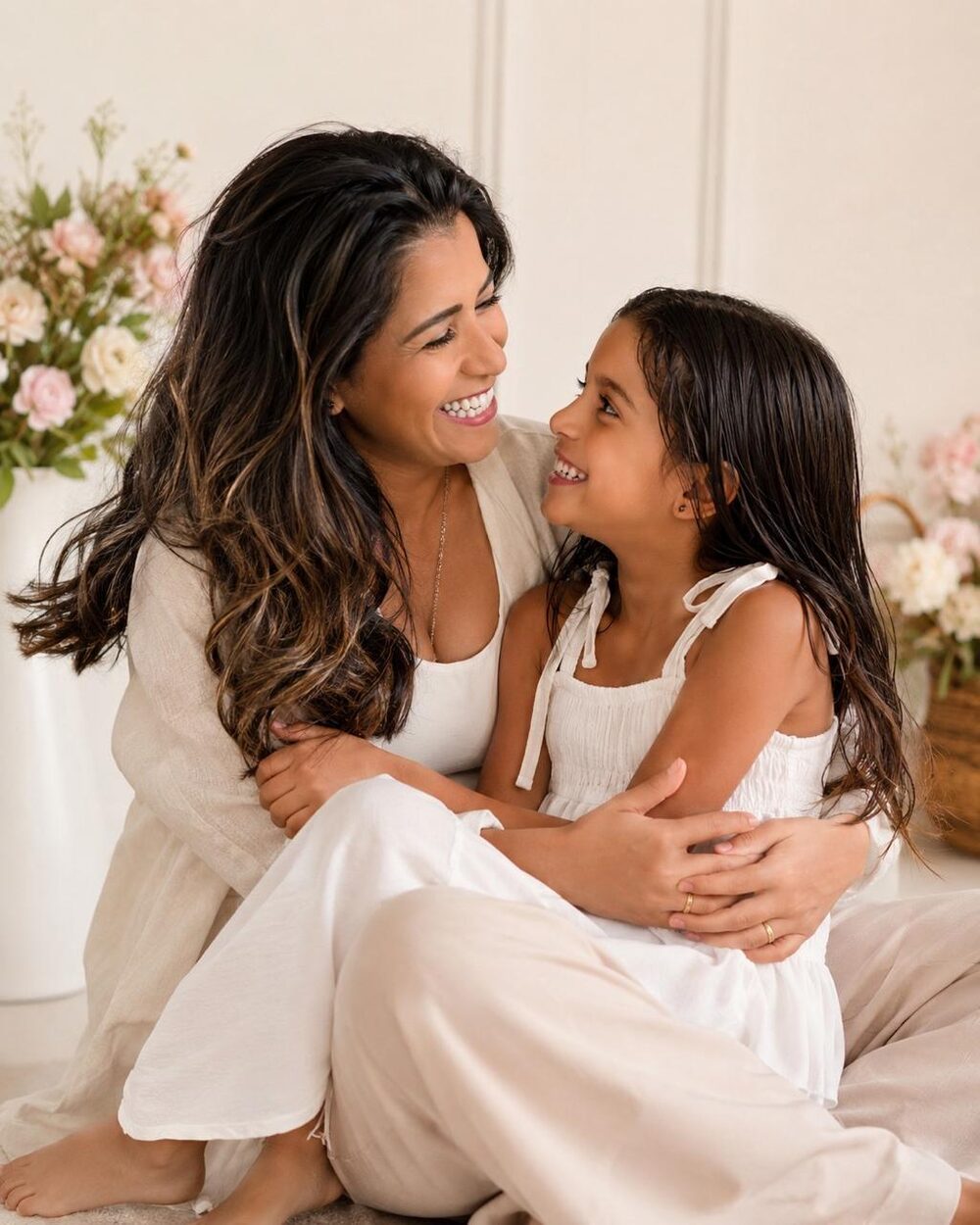 Mãe e filha abraçadas, sorrindo uma para a outra